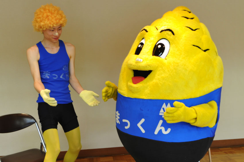 かっくんからまっくんへエアろくろ贈呈